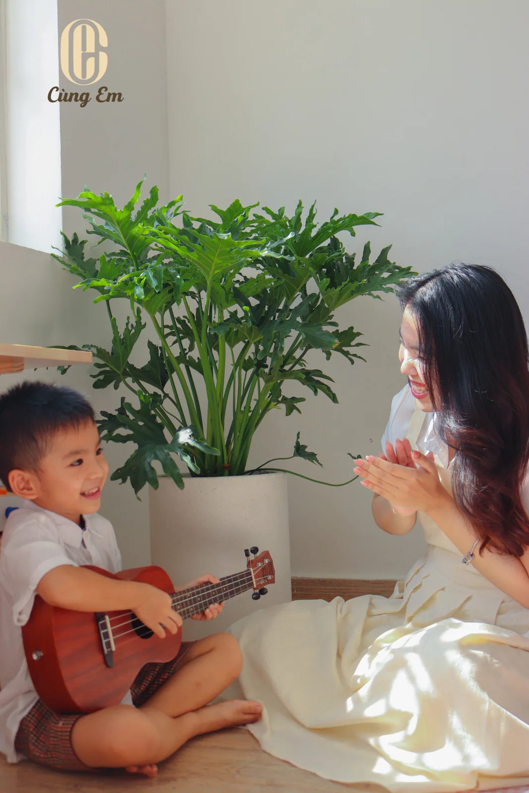 Phụ huynh hướng dẫn trẻ trong không gian học tập ấm áp