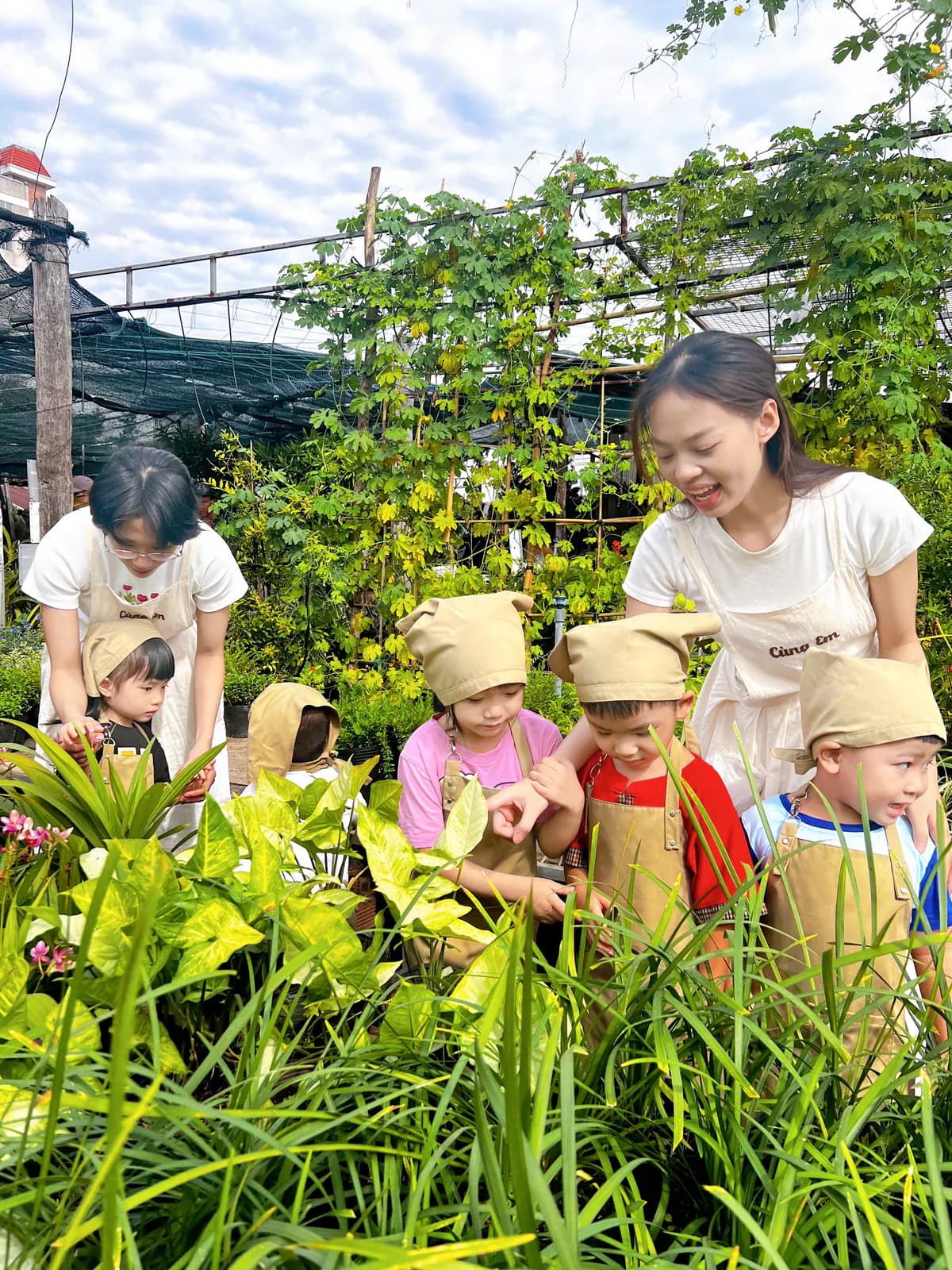 Nhóm trẻ tham gia hoạt động trải nghiệm cùng giáo viên