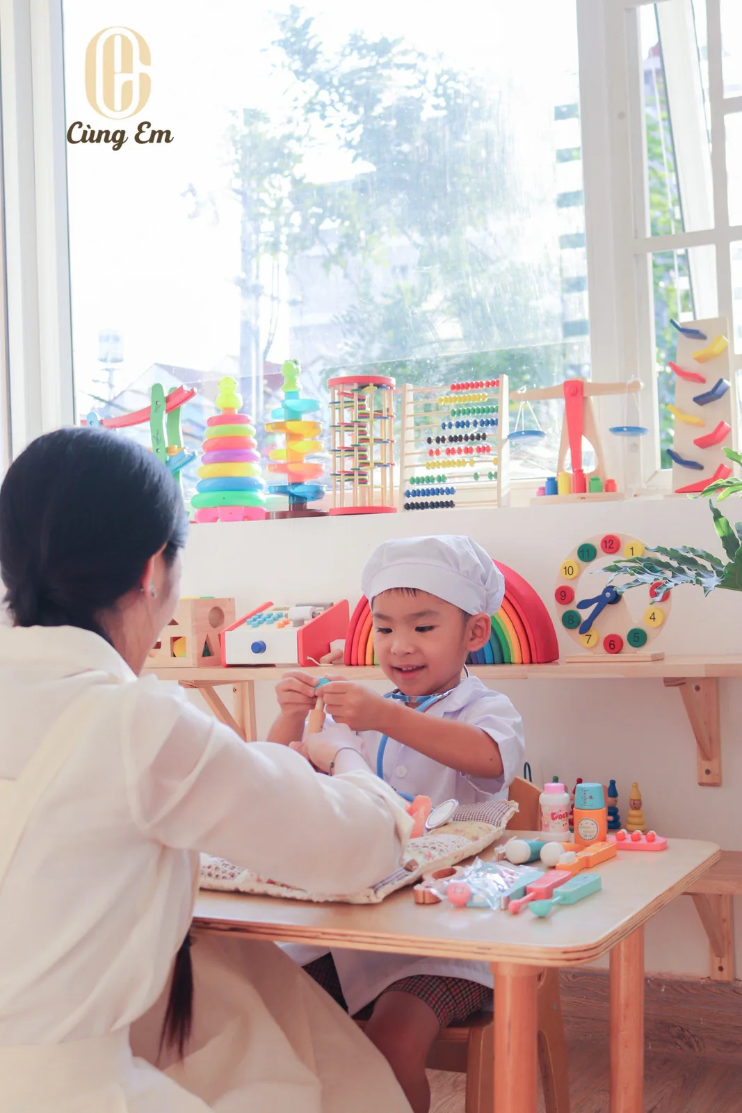 Trẻ thực hành kỹ năng trong buổi can thiệp cá nhân